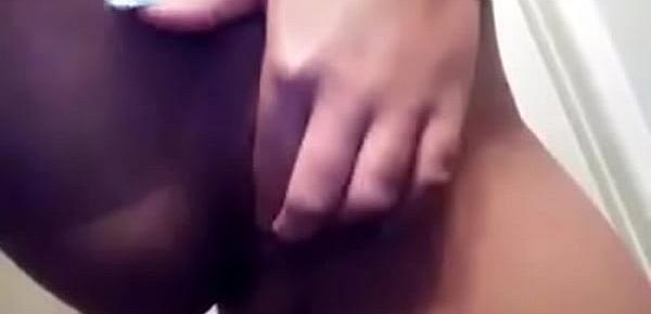  Joven Mexicana metiendose dedo con uñas largas